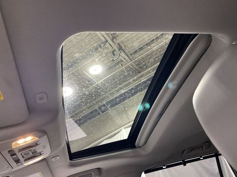 Used 2023 Toyota Highlander Limited image 16