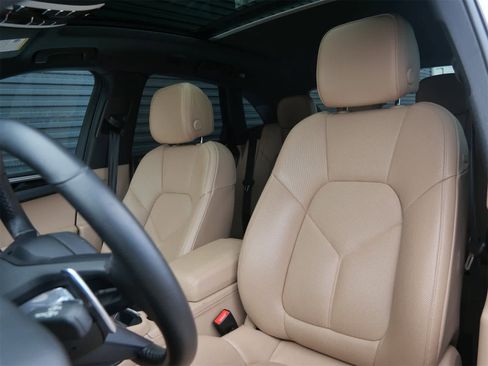 Certified 2024 Porsche Macan image 5