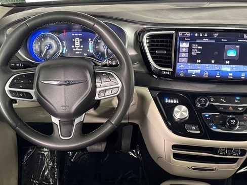 Used 2023 Chrysler Pacifica Touring-L FWD image 11