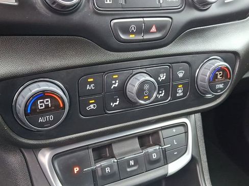 Certified 2024 GMC Terrain SLT FWD image 15