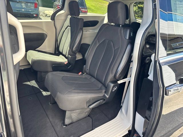 Used 2019 Chrysler Pacifica Touring FWD image 12