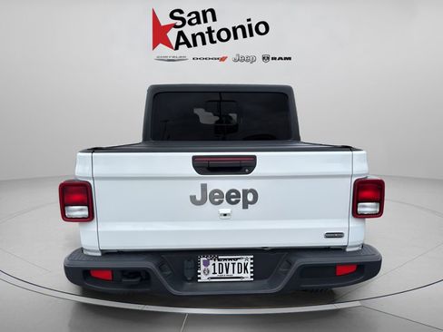 Used 2022 Jeep Gladiator Overland AWD/4WD image 8