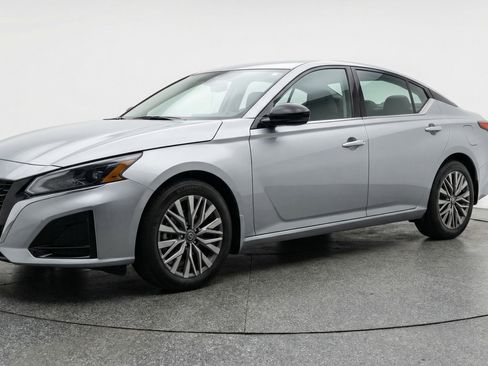 Used 2025 Nissan Altima 2.5 SV FWD image 3