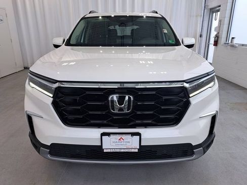 Used 2025 Honda Pilot Touring image 3