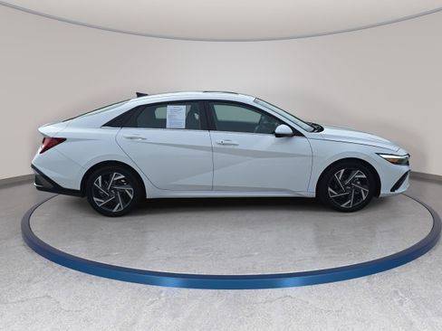 Used 2025 Hyundai Elantra SEL image 4