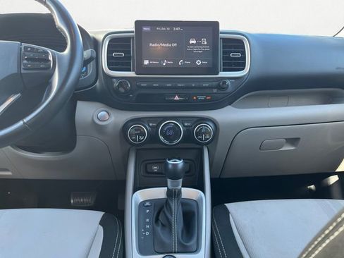 Used 2024 Hyundai Venue SEL image 12