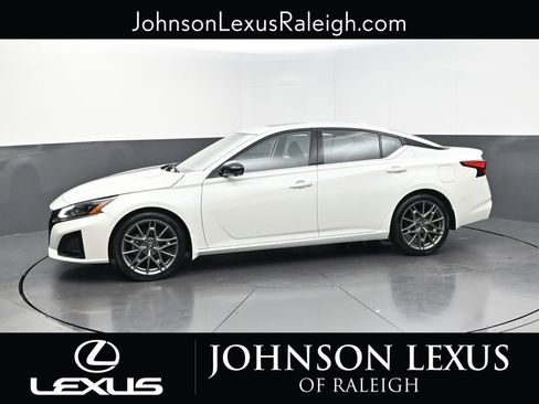 Used 2023 Nissan Altima 2.0 SR FWD image 2