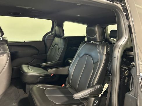 Used 2025 Chrysler Pacifica Select FWD image 31