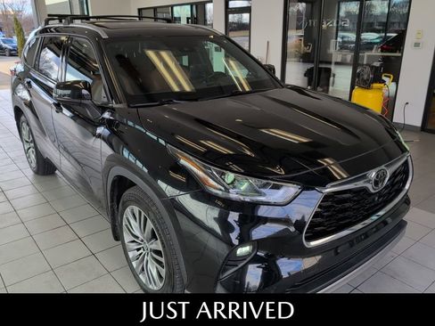 Used 2021 Toyota Highlander Platinum image 2