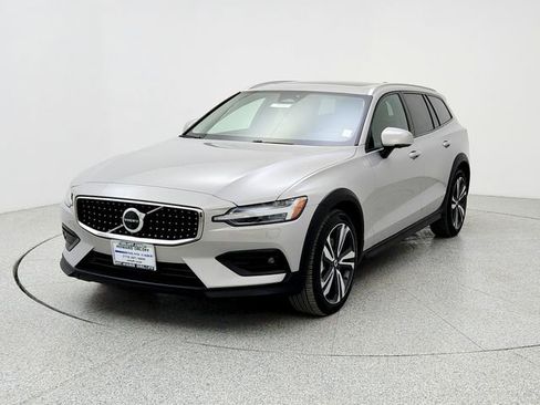 Certified 2025 Volvo V60 B5 Cross Country Plus image 1