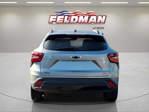 Used 2025 Chevrolet Trax RS w/ Sunroof Package FWD image 4