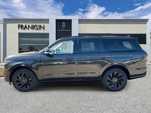New 2026 Lincoln Navigator Reserve w/ Jet Appearance Package AWD/4WD image 4