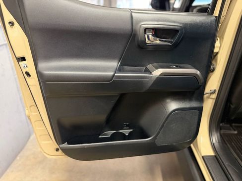 Used 2016 Toyota Tacoma TRD Off-Road image 20