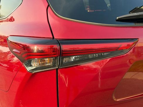 Used 2023 Toyota Highlander XLE image 11