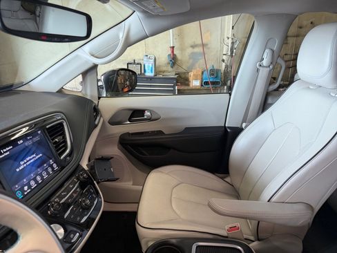 Used 2019 Chrysler Pacifica Limited w/ Advanced Safetytec Group FWD image 32