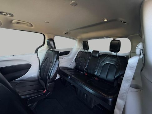 Used 2024 Chrysler Pacifica Touring-L image 27