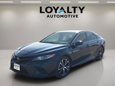 Used 2018 Toyota Camry SE image 1