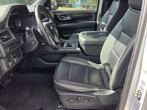 Used 2023 Chevrolet Suburban Premier image 3