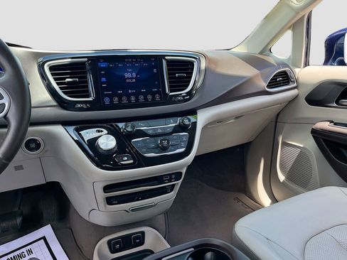 Used 2017 Chrysler Pacifica Touring-L Plus FWD image 21