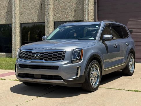 Used 2020 Kia Telluride EX AWD/4WD image 3