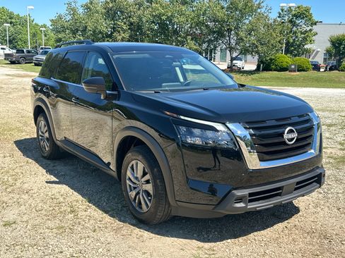 Used 2025 Nissan Pathfinder SV FWD image 3
