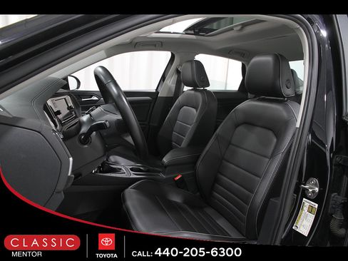 Used 2024 Volkswagen Jetta SE FWD image 5