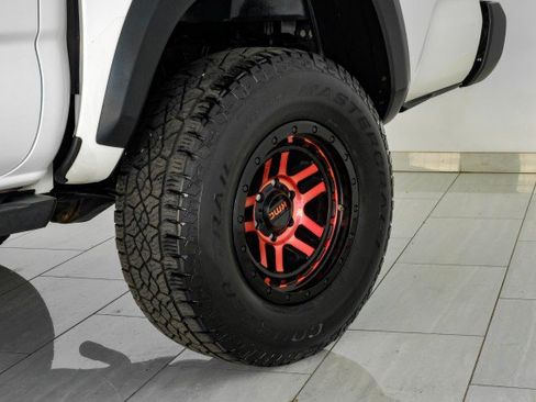 Used 2018 Toyota Tacoma TRD Off-Road w/ Technology Package AWD/4WD image 67