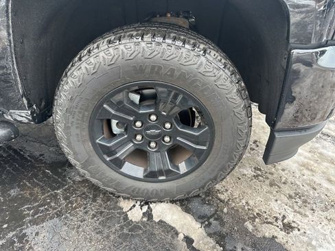 Used 2018 Chevrolet Silverado 1500 LT w/ Midnight Edition image 40