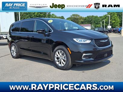 Used 2025 Chrysler Pacifica Select