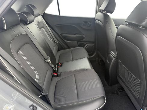 Used 2023 Hyundai Venue Limited image 8