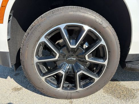 Used 2025 Chevrolet Suburban RST AWD/4WD image 7