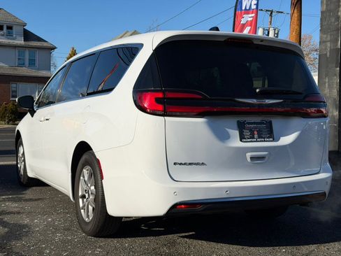 Used 2023 Chrysler Pacifica Touring-L image 12