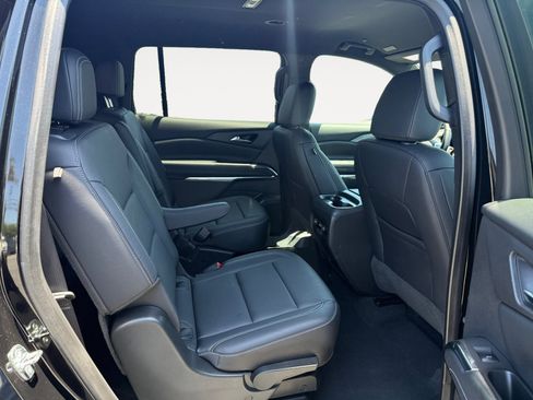 Used 2025 Chevrolet Traverse LT FWD image 18