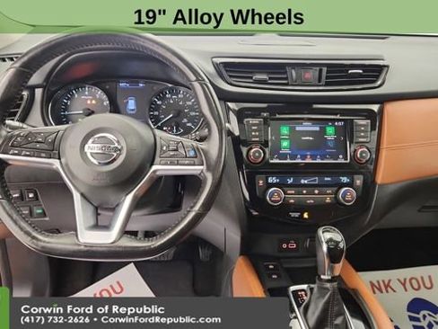 Used 2018 Nissan Rogue SL w/ Premium Package image 16