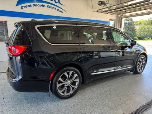 Used 2017 Chrysler Pacifica Limited w/ Tire & Wheel Group FWD image 12