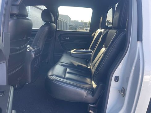 Used 2018 Nissan Titan SV w/ SV Convenience Package RWD image 8