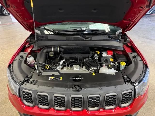 Used 2025 Jeep Compass Trailhawk w/ Trailhawk Convenience Group AWD/4WD image 28