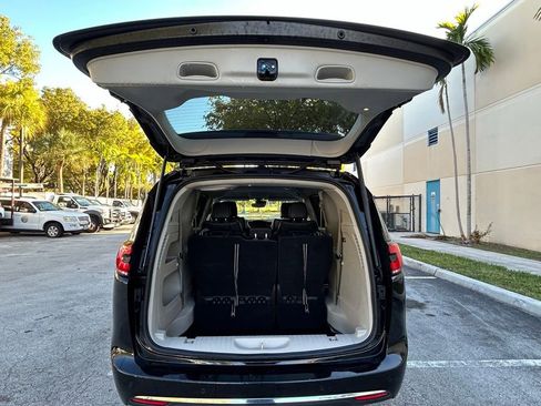 Used 2024 Chrysler Pacifica Touring-L image 39