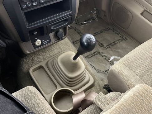 Used 2000 Nissan Frontier XE image 19