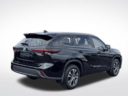 Used 2024 Toyota Highlander XLE AWD/4WD image 6