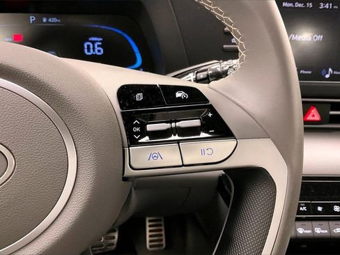 Certified 2025 Hyundai Elantra Sport image 18