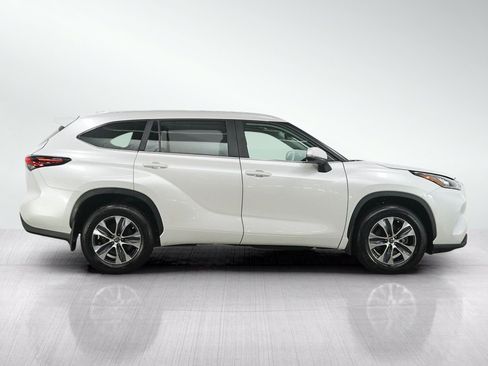 Used 2024 Toyota Highlander XLE AWD/4WD image 6