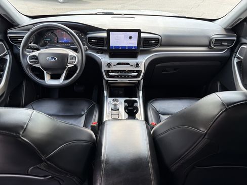 Used 2021 Ford Explorer XLT w/ Equipment Group 202A image 4