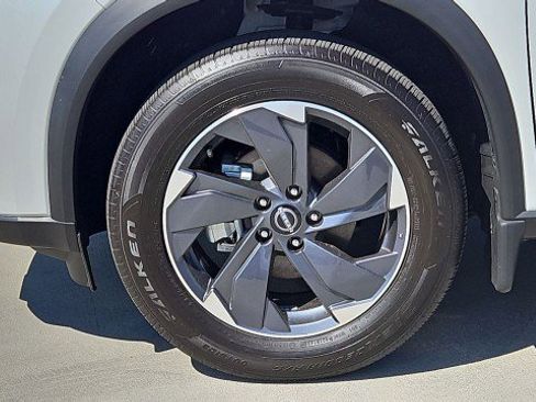 Used 2025 Nissan Rogue SV FWD image 32