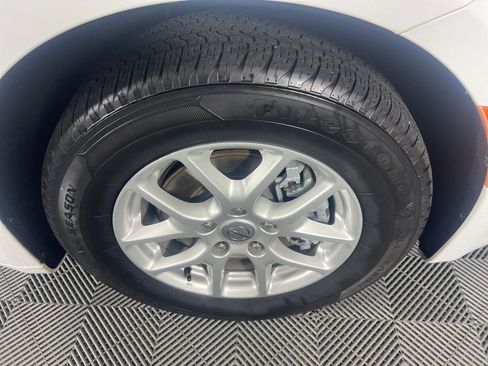 Used 2021 Chrysler Voyager Lxi image 10