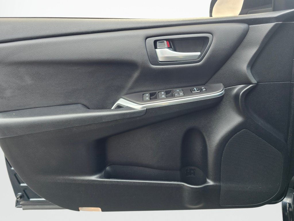 Used 2017 Toyota Camry SE FWD image 17