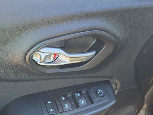 Used 2016 Jeep Cherokee Latitude w/ Cold Weather Group image 20