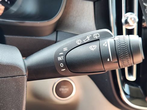 Certified 2025 Volvo XC40 B5 Plus AWD/4WD image 35