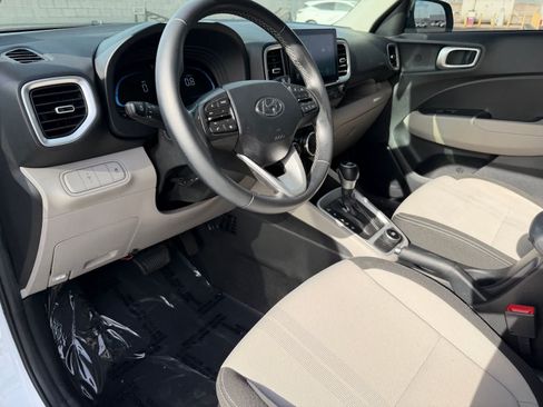 Used 2024 Hyundai Venue SEL FWD image 2