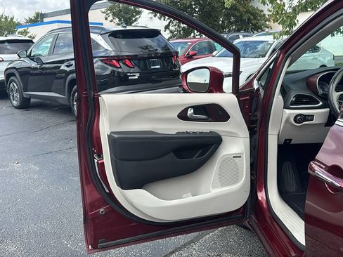 Used 2018 Chrysler Pacifica Limited w/ Tire & Wheel Group FWD image 15